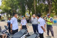 Kepala Disperkimhub Sumenep Dadang Deddy Iskandar bersam petugas gabungan tertibkan parkir Liar 
