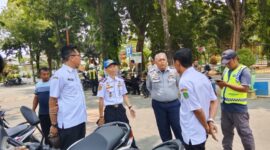 Kepala Disperkimhub Sumenep Dadang Deddy Iskandar bersam petugas gabungan tertibkan parkir Liar 