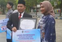Plt Bupati Tulungagung Ahmad Baharudin saat menyerahkan taliasih pembinaan pemuda pelopor