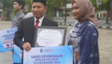 Plt Bupati Tulungagung Ahmad Baharudin saat menyerahkan taliasih pembinaan pemuda pelopor