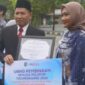 Plt Bupati Tulungagung Ahmad Baharudin saat menyerahkan taliasih pembinaan pemuda pelopor