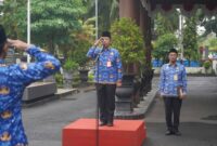 Plt Sekda Trenggalek saat pimpin upacara Hari Sumpah Pemuda ke-98