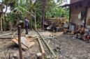Kandang ternak yang rata dengan tanah dan pemilik luka bakar