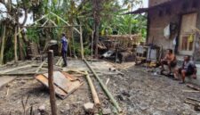 Kandang ternak yang rata dengan tanah dan pemilik luka bakar
