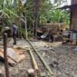 Kandang ternak yang rata dengan tanah dan pemilik luka bakar