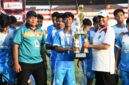 Bupati Fauzi saat menyerahkan tropis AF Sport kepada Kapten Pasongsongan U-17