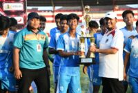 Bupati Fauzi saat menyerahkan tropis AF Sport kepada Kapten Pasongsongan U-17