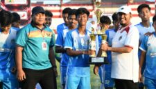 Bupati Fauzi saat menyerahkan tropis AF Sport kepada Kapten Pasongsongan U-17