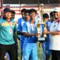 Bupati Fauzi saat menyerahkan tropis AF Sport kepada Kapten Pasongsongan U-17