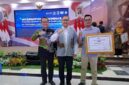 Kepala Dinas Pendidikan Jawa Timur, Dr. Aries Agung Paewai diapit Kacabdindik Jawa Timur Wilayah Sumenep, Dr. Rusliy (kiri) dan Mifta Febriansyah (kanan)