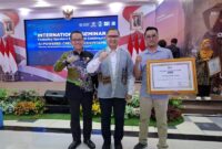 Kepala Dinas Pendidikan Jawa Timur, Dr. Aries Agung Paewai diapit Kacabdindik Jawa Timur Wilayah Sumenep, Dr. Rusliy (kiri) dan Mifta Febriansyah (kanan)