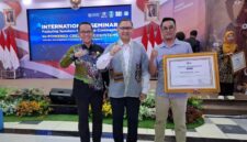 Kepala Dinas Pendidikan Jawa Timur, Dr. Aries Agung Paewai diapit Kacabdindik Jawa Timur Wilayah Sumenep, Dr. Rusliy (kiri) dan Mifta Febriansyah (kanan)