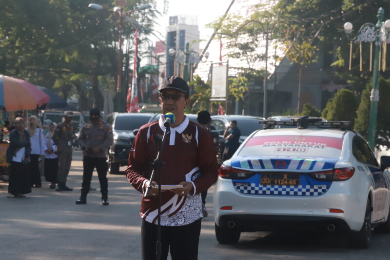 Bupati Pamekasan, Kholilurrahman saat menyampaikan arahannya di pelepasan lomba Gerak Jalan dalam rangkaian HUT RI 81