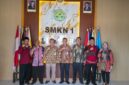 Empat dari kanan, Kacabdindik Jatim Wilayah Sumenep, Dr. Rusliy sebelah kiri Kacabdisdik Wilayah 4 Jateng, Sukamto bersama Kepala SMKN 1 Sumenep.