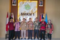 Empat dari kanan, Kacabdindik Jatim Wilayah Sumenep, Dr. Rusliy sebelah kiri Kacabdisdik Wilayah 4 Jateng, Sukamto bersama Kepala SMKN 1 Sumenep.