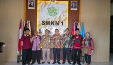 Empat dari kanan, Kacabdindik Jatim Wilayah Sumenep, Dr. Rusliy sebelah kiri Kacabdisdik Wilayah 4 Jateng, Sukamto bersama Kepala SMKN 1 Sumenep.