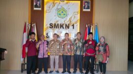 Empat dari kanan, Kacabdindik Jatim Wilayah Sumenep, Dr. Rusliy sebelah kiri Kacabdisdik Wilayah 4 Jateng, Sukamto bersama Kepala SMKN 1 Sumenep.