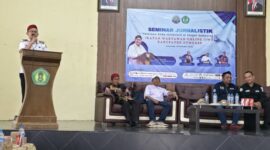 Staf Ahli Bupati Dedi Falahuddin saat menyampaikan sambutan di hadapan ratusan peserta seminar jurnalistik 