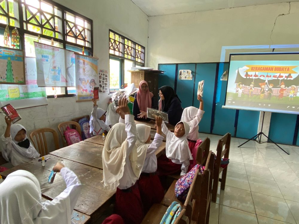 Program Mengajar di SDN Gili Anyar dengan Media Video Animasi dan Topi Papua