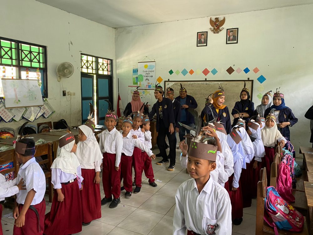 Program Mengajar di SDN Gili Anyar dengan Media Video Animasi dan Topi Papua