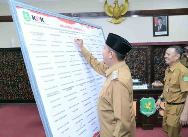 Komitmen Ciptakan Tata Kelola Pemerintahan yang Bersih, Bupati Dr. Achmad Fauzi Teken Pakta Integritas