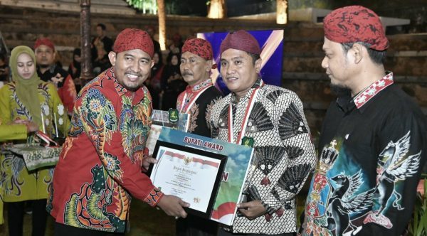 Sejumlah Camat dan Lurah Dianugrahi Bupati Award 2022