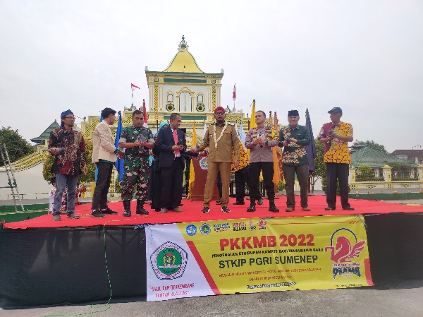 Bupati Fauzi Buka Kegiatan PKKMB STKIP PGRI Sumenep di Depan Masjid Jamik