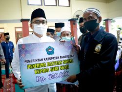 Bupati Pamekasan Beri Bansos untuk Guru Ngaji hingga Dana Hibah Masjid dan Musholla