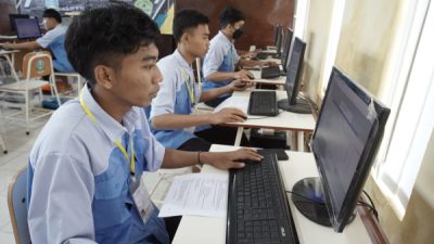 Kolaborasi Siswa TKJ Dan RPL Ciptakan Aplikasi Pengaduan Masyarakat