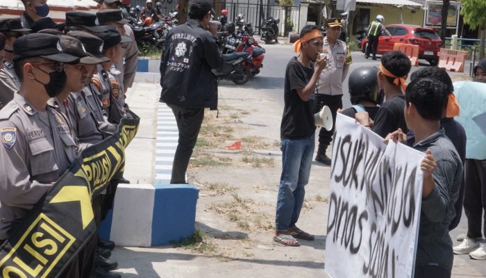 Aksi Aktivis Himpass Tidak Ditemui  Kadinsos P3A Sumenep