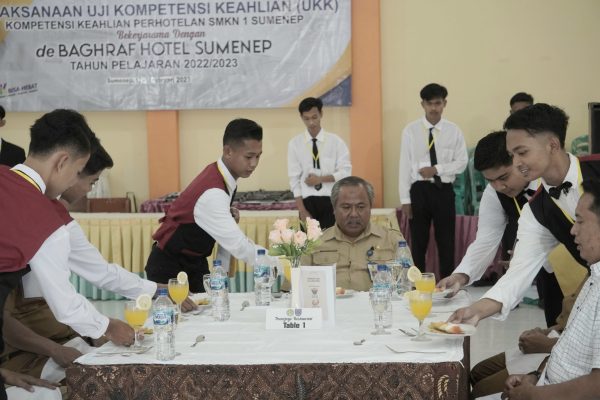 Pelaksanaan ukk perhotelan, kepala sekolah berikan penilaian