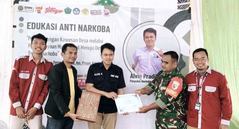 Gelar Sosialisasi Anti Narkoba, Mahasiswa Abdimas UTM Bersinergi dengan BNN Provinsi Jatim di Desa Rangperang Daja