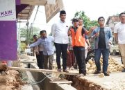 Komitmen Percepatan Infrastruktur, Bupati Bangkalan Tinjau Perbaikan Drainase di Desa Tongguh