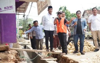 Komitmen Percepatan Infrastruktur, Bupati Bangkalan Tinjau Perbaikan Drainase di Desa Tongguh