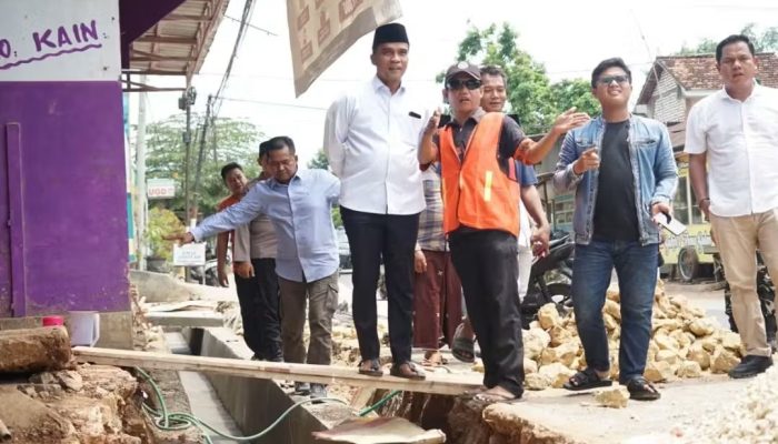 Komitmen Percepatan Infrastruktur, Bupati Bangkalan Tinjau Perbaikan Drainase di Desa Tongguh