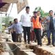 Komitmen Percepatan Infrastruktur, Bupati Bangkalan Tinjau Perbaikan Drainase di Desa Tongguh