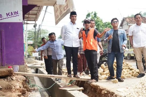 Komitmen Percepatan Infrastruktur, Bupati Bangkalan Tinjau Perbaikan Drainase di Desa Tongguh
