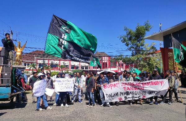 HMI Cabag Sumenep Demo Bupati Fauzi, Tuntut Penutupan Pembangunan Gedung Rumah Sakit BHC