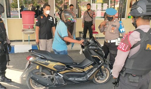 Perketat Penjagaan di Pintu Masuk, Polres Sumenep Periksa Setiap Orang Masuk