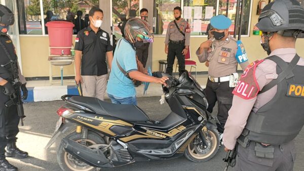 Perketat Penjagaan di Pintu Masuk, Polres Sumenep Periksa Setiap Orang Masuk