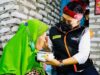 Penuh Haru, Bupati Baddrut Tamam Suapin Lansia Sebatangkara di Pamekasan