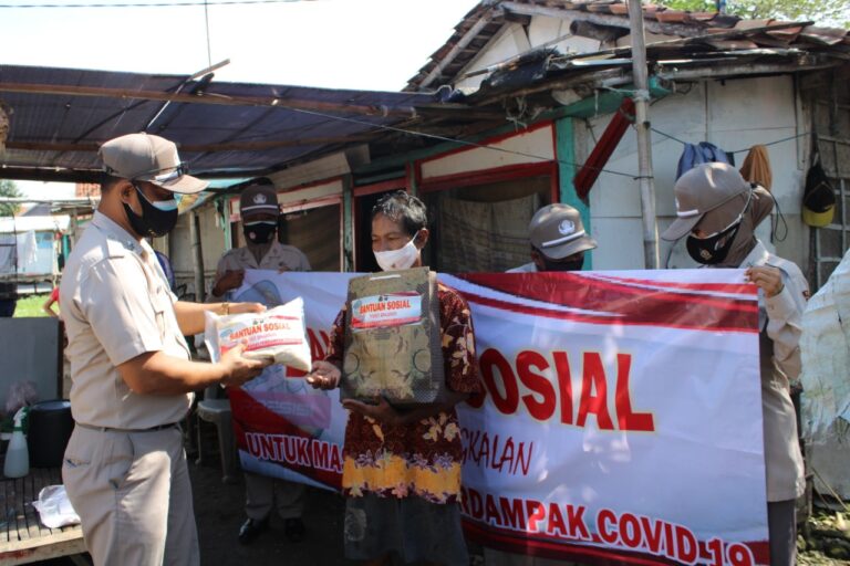 Bakti Sosial ASN Polres Bangkalan Berbagi Sembako dengan Warga Terdampak Covid-19