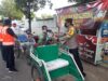 Masih PPKM, Kapolres Sumenep dan Sejumlah Relawan Pasar Anom Bagikan Sembako