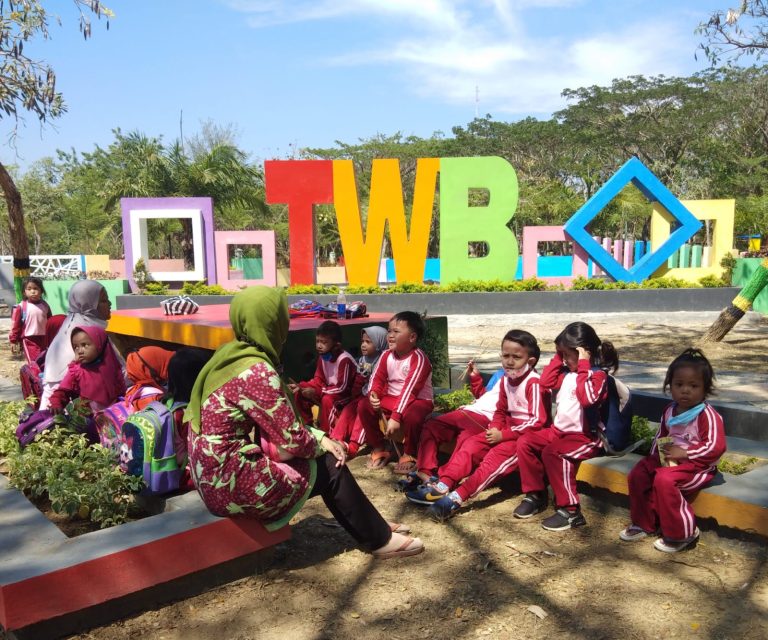 Edukasi Tentang Lingkungan dan Kebersihan, Guru Ajak Siswa Belajar di TWB