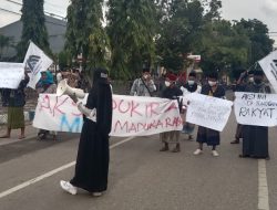 Massa Aksi Tak Ditemui, MPR Madura Raya: Ketua DPR Pengecut