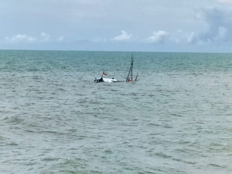 Perahu Pengangkut Bahan Bangunan Tenggelam di Laut Sumenep