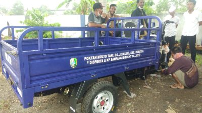 DPKP Sampang Serahkan Bantuan 44 Kendaraan Roda 3 Kepada Petani