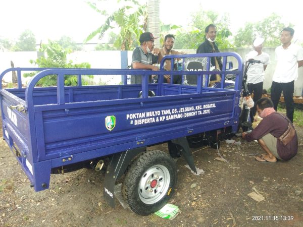 DPKP Sampang Serahkan Bantuan 44 Kendaraan Roda 3 Kepada Petani