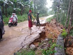 Hujan Lebat Membuat Tebing Sepanjang 35 Meter Ambrol di Sumenep