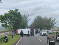 Mini Bus Terguling di Jalan Nasional Sumenep KM-7, Satu Nyawa Melayang